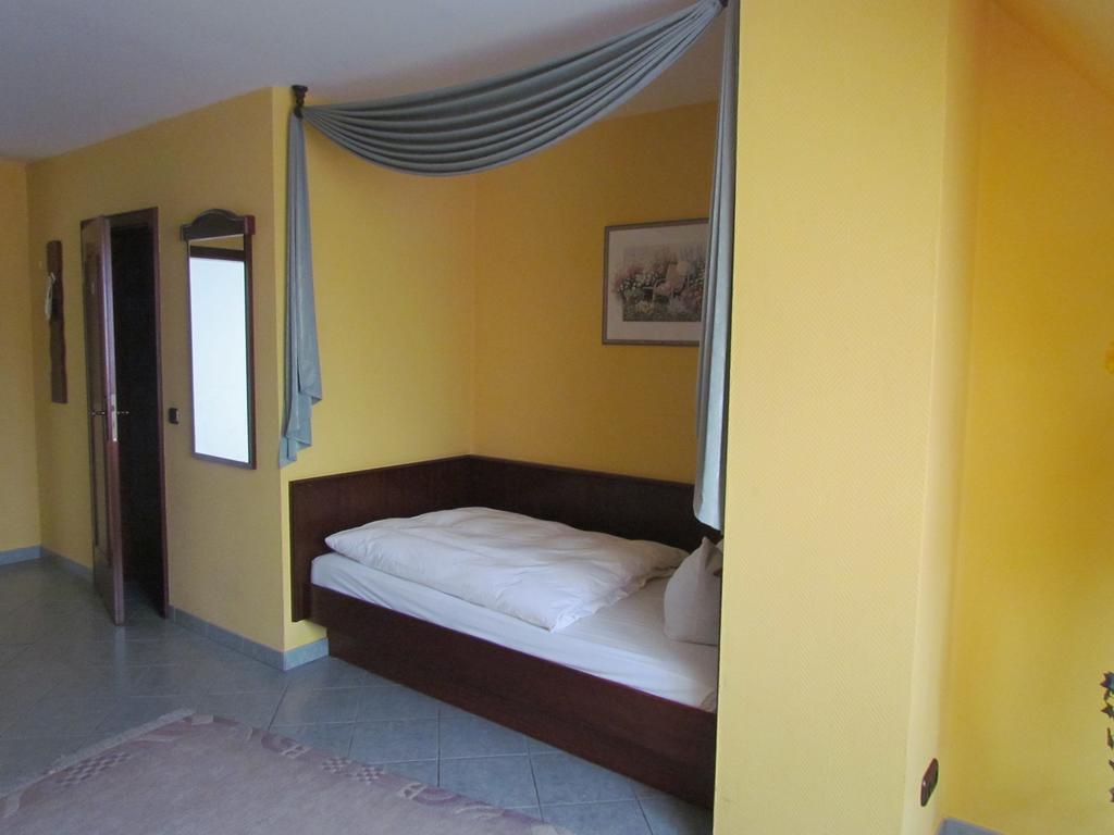 Trebur Hotel Zum Erker חדר תמונה
