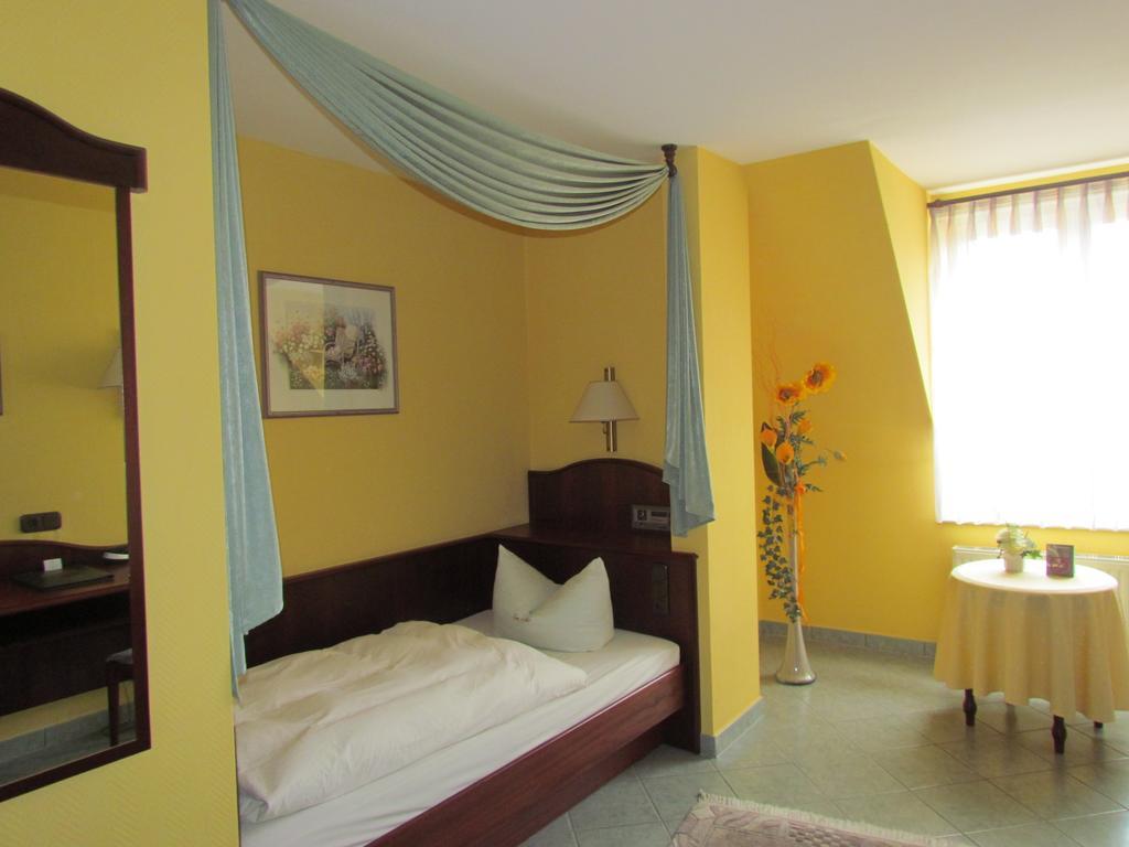 Trebur Hotel Zum Erker חדר תמונה