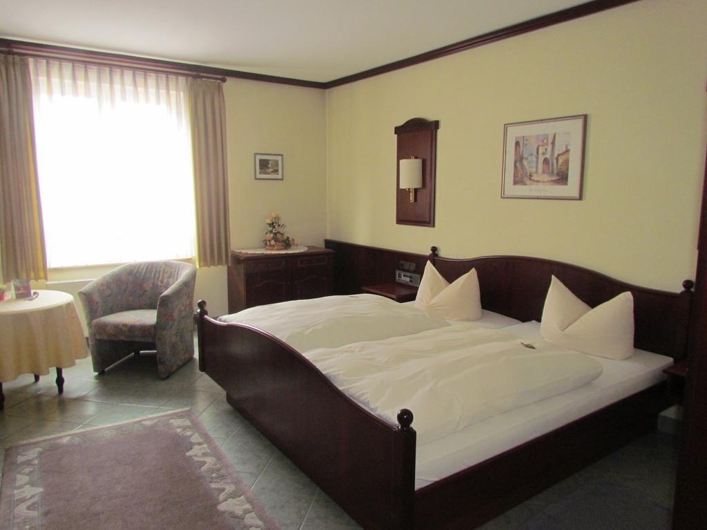 Trebur Hotel Zum Erker חדר תמונה